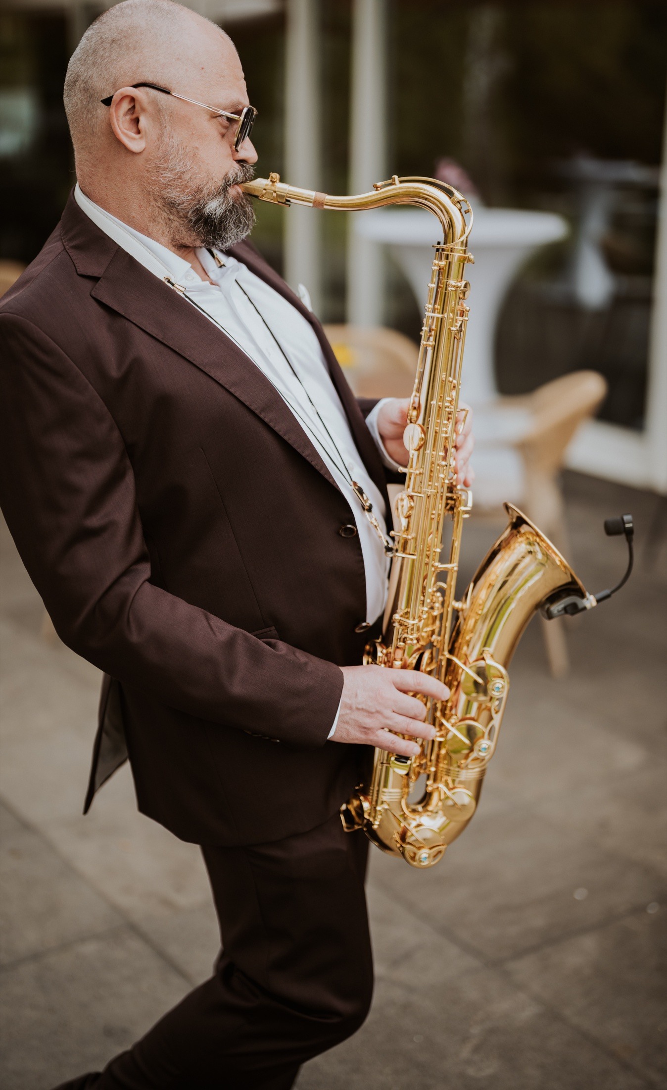 Ein Saxophonist begleitet die Feier.