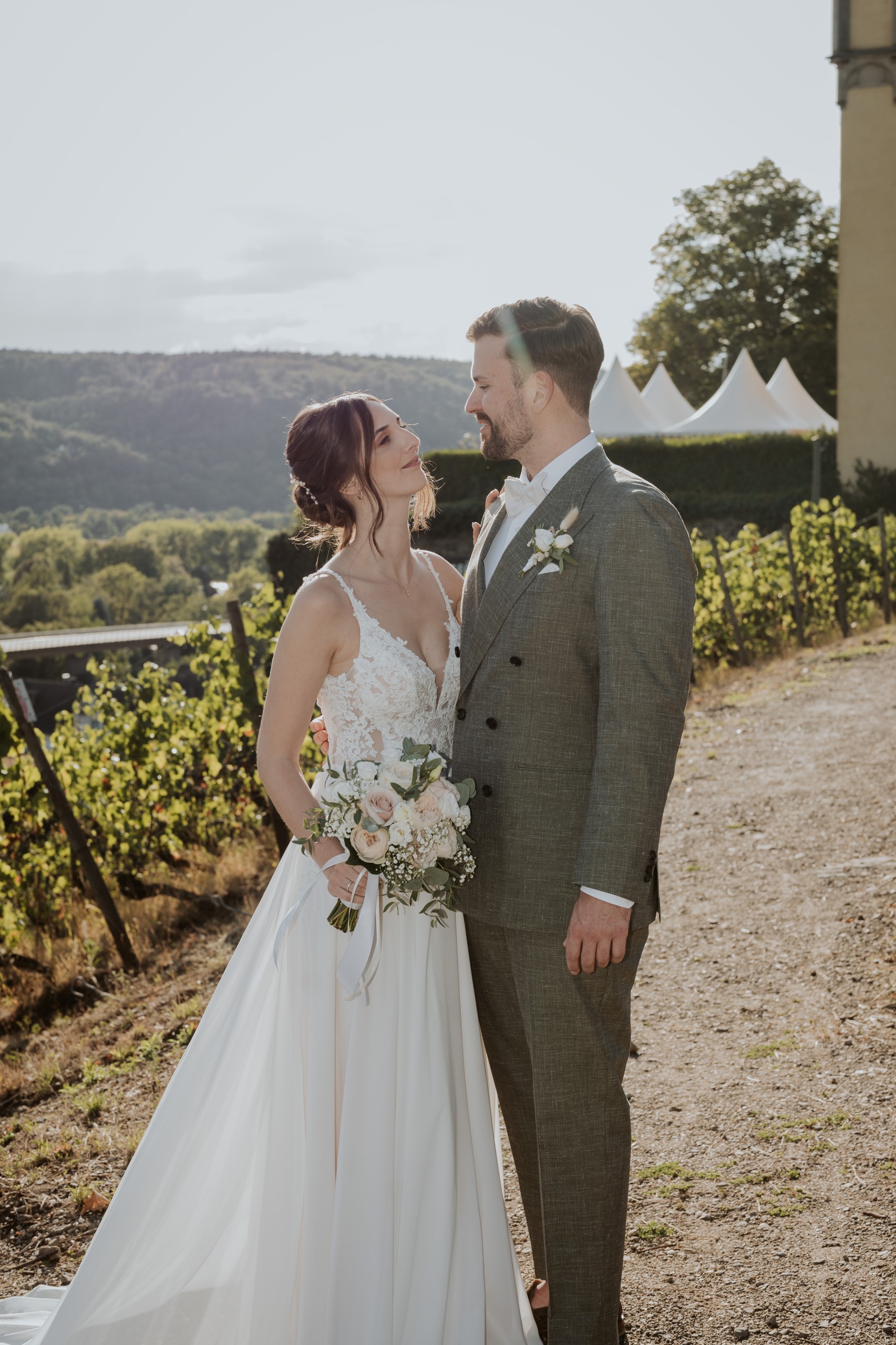 Lea und Pascal im Abendlicht zwischen den Weinreben.