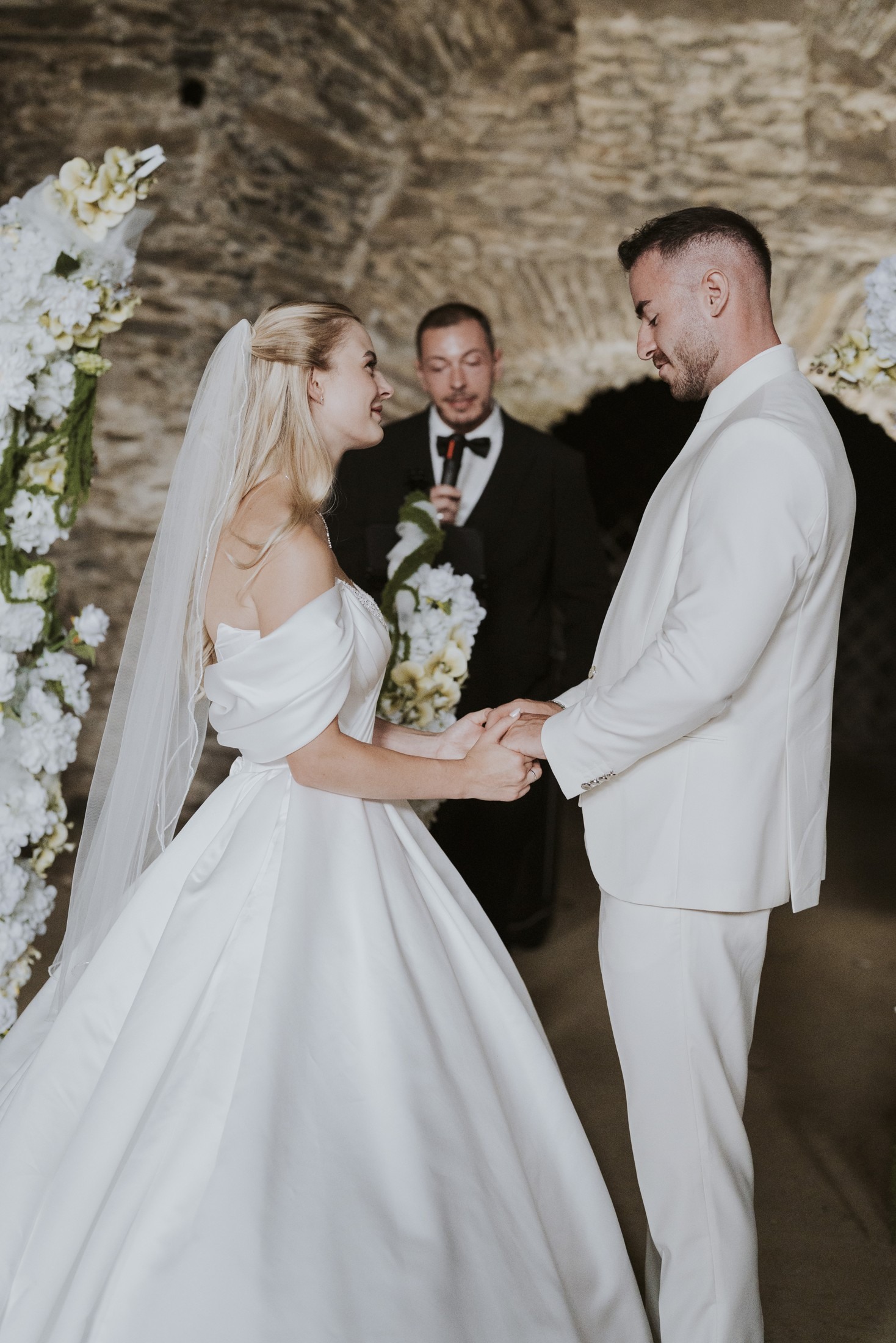 Nadja und Lucas halten sich während ihrer Trauung an den Händen.