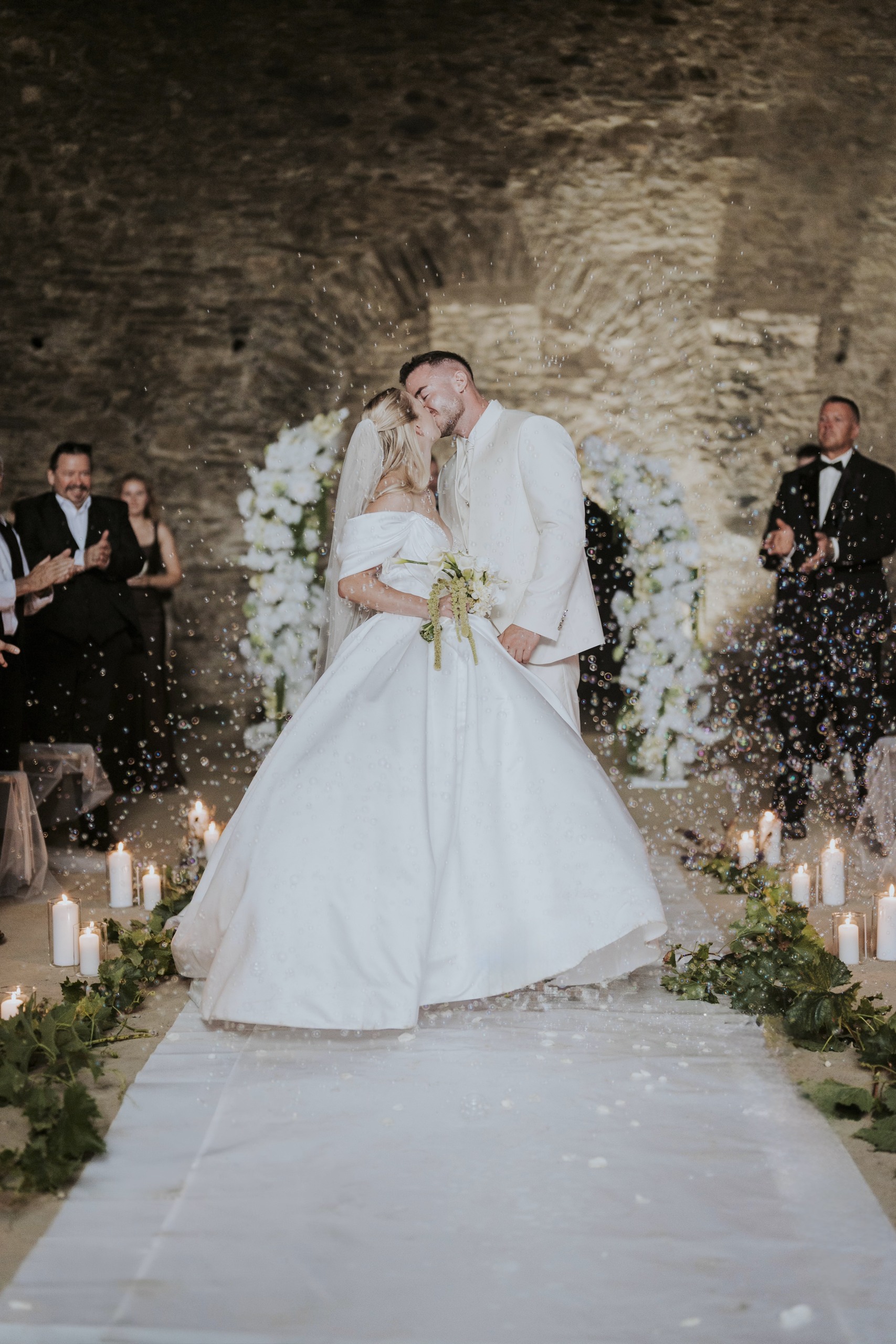 Nadja und Lucas küssen sich unter Seifenblasen