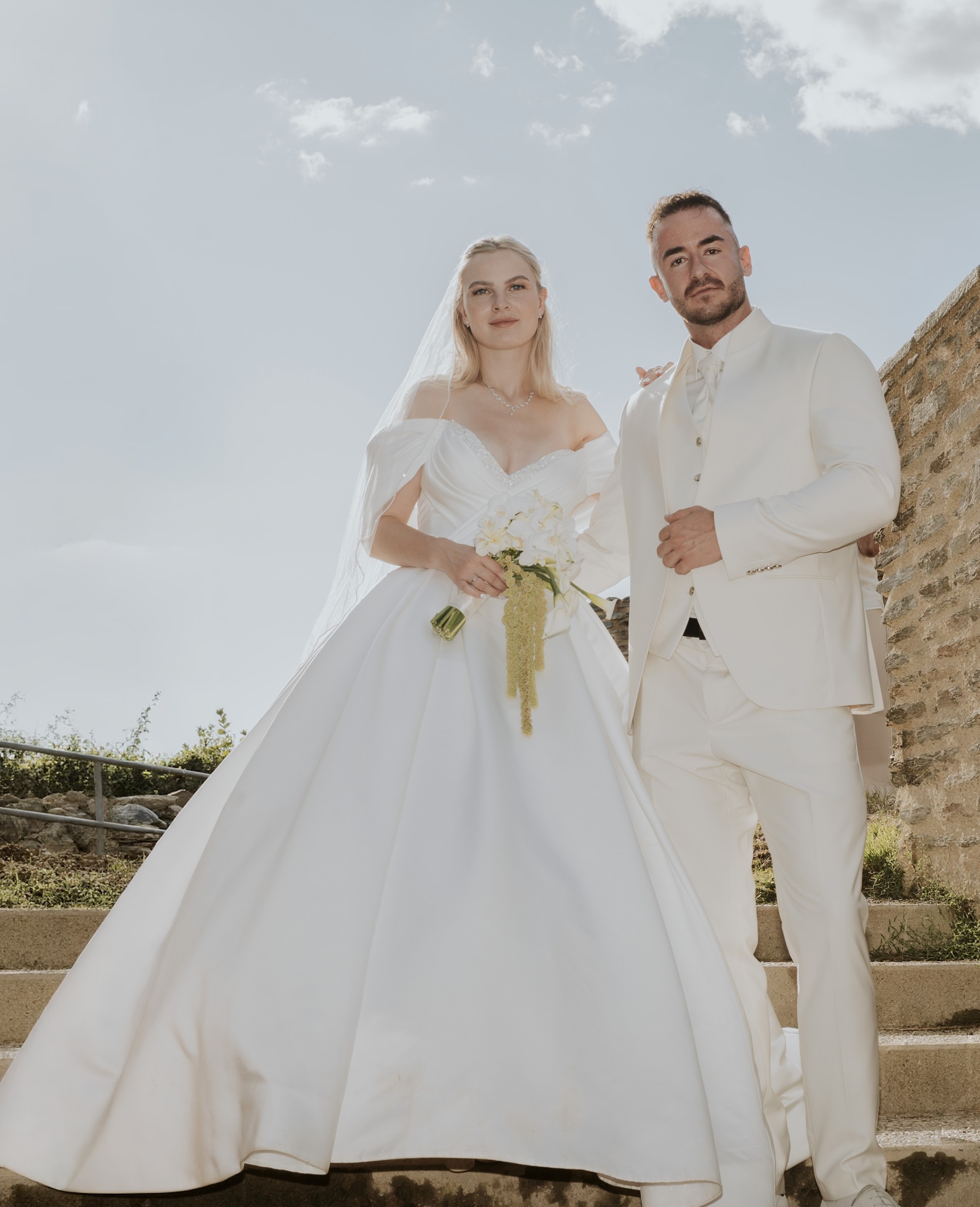 Nadja und Lucas auf einer Steintreppe unter freiem Himmel
