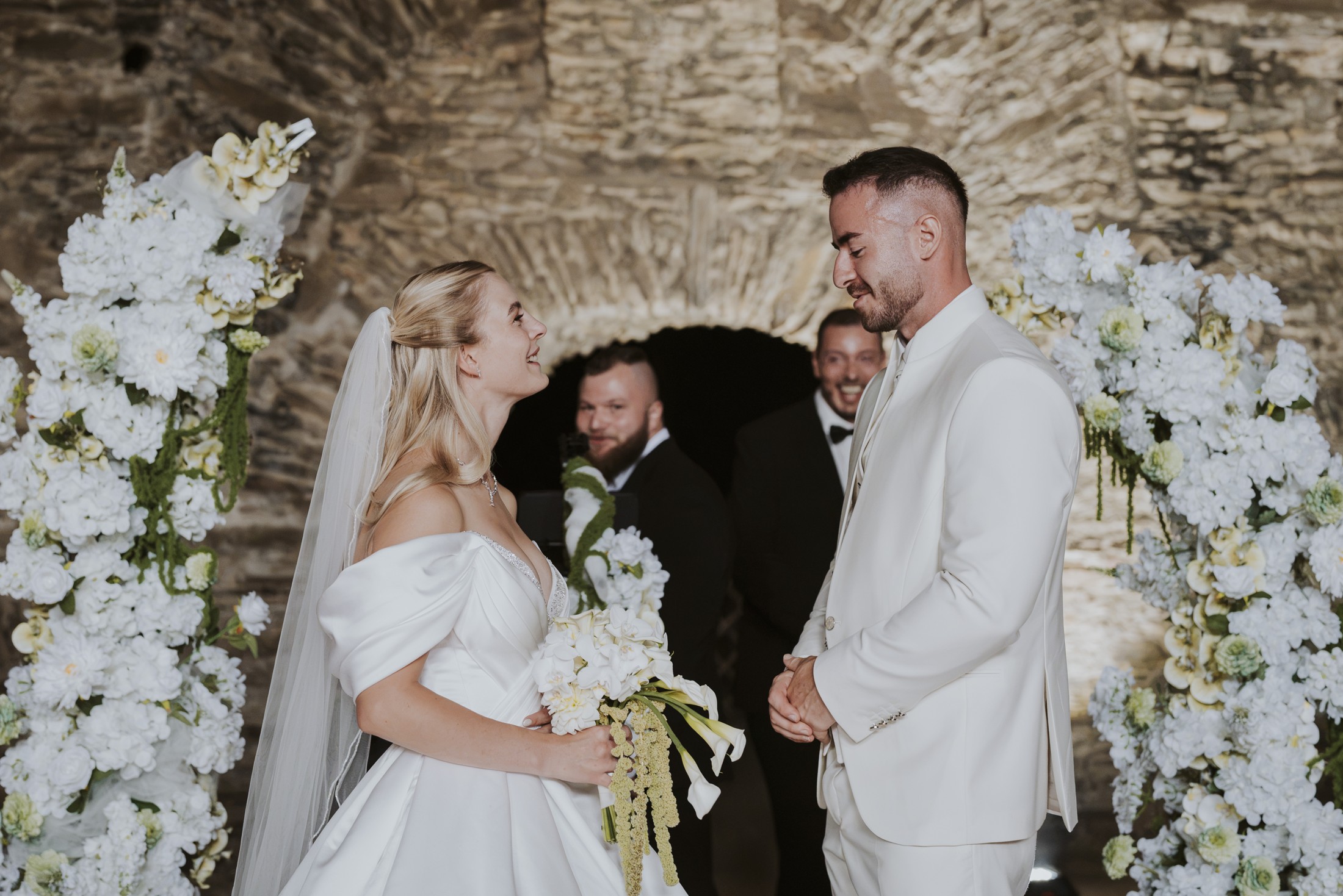 Nadja und Lucas lachen während ihrer Trauung.