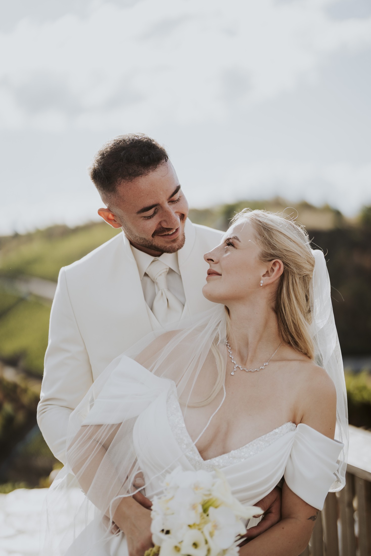 Nadja und Lucas in einem stillen Moment im Freien.