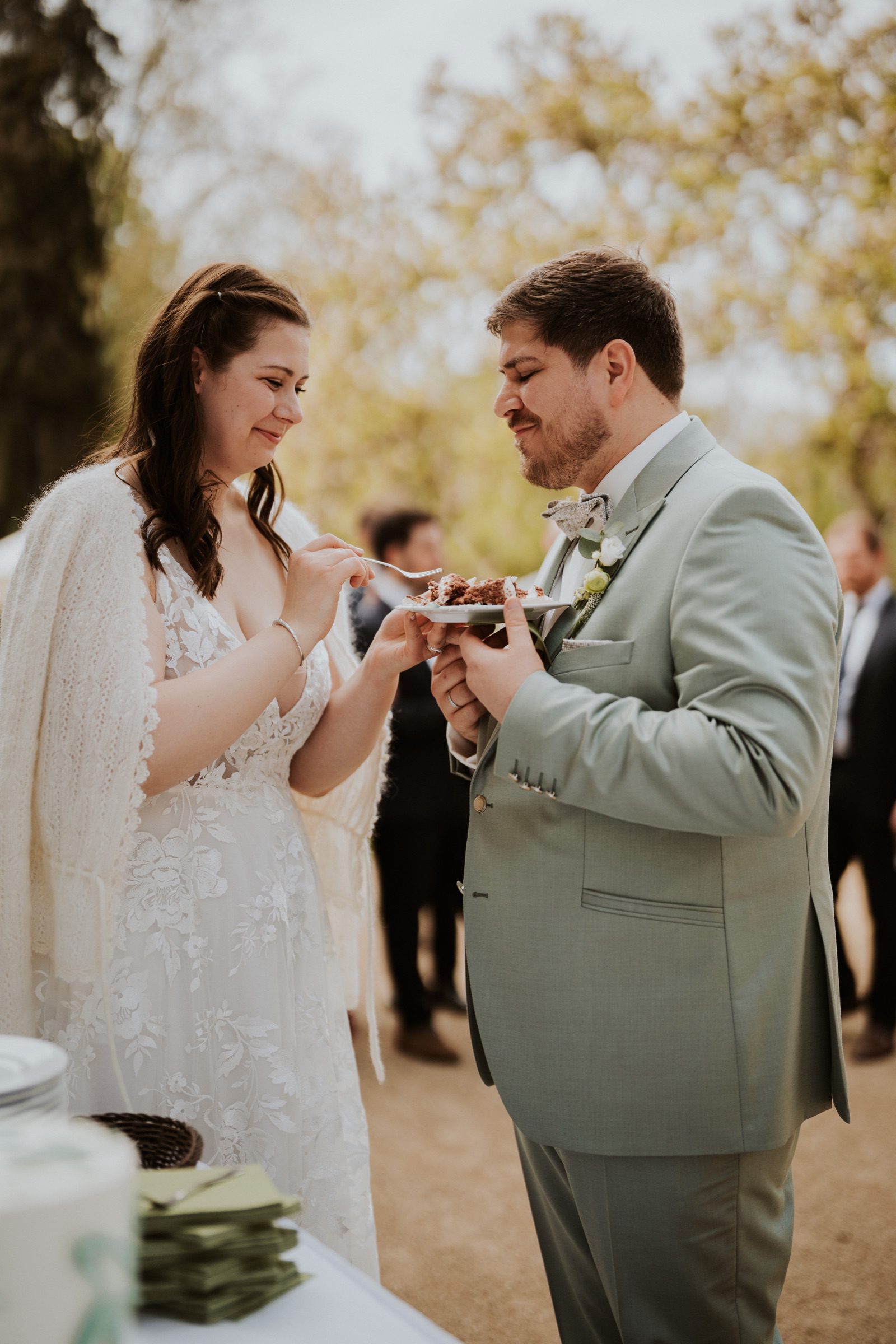 Ein Brautpaar teilt einen stillen Hochzeitsmoment.