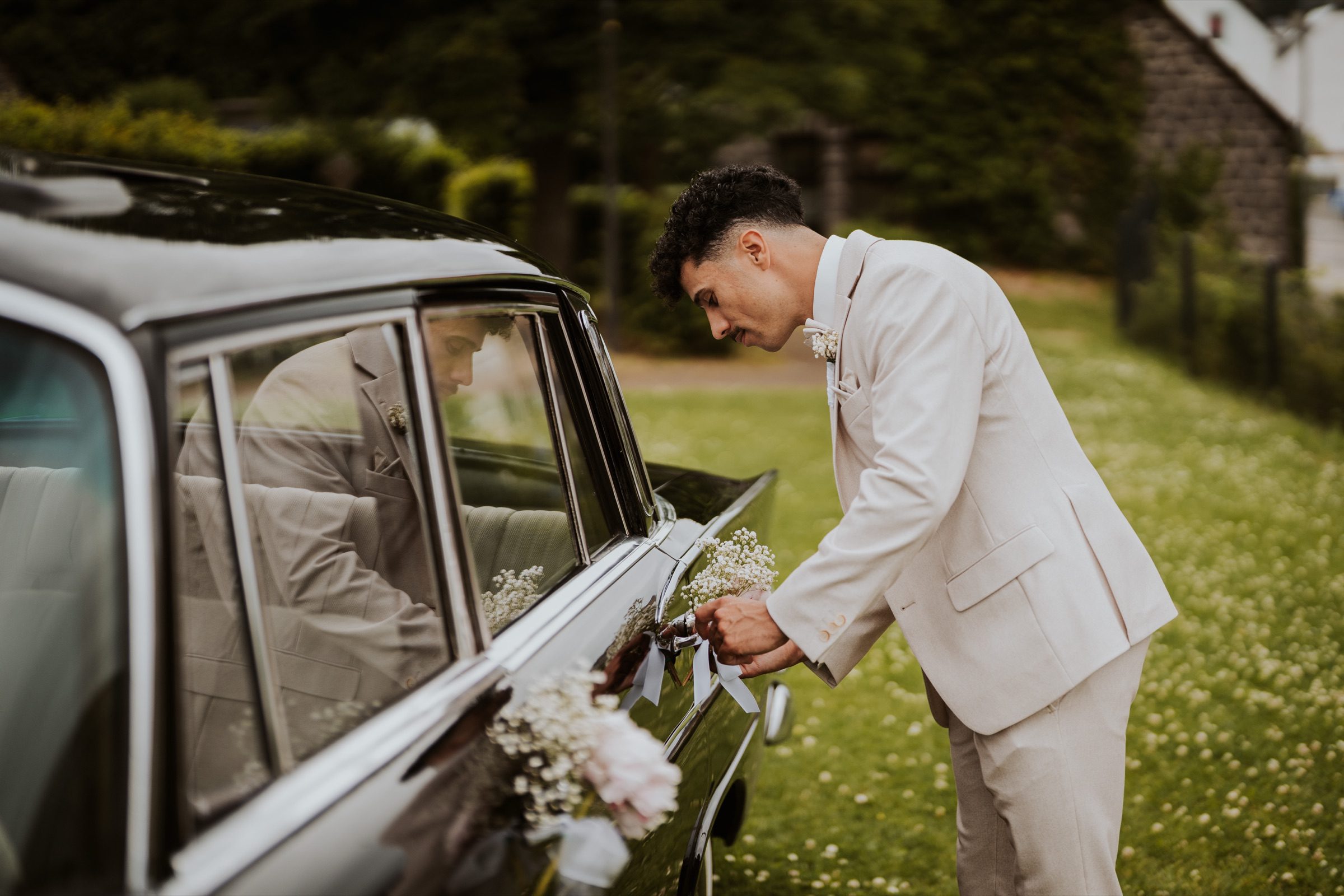 Vorbereitungen am Hochzeitsauto.