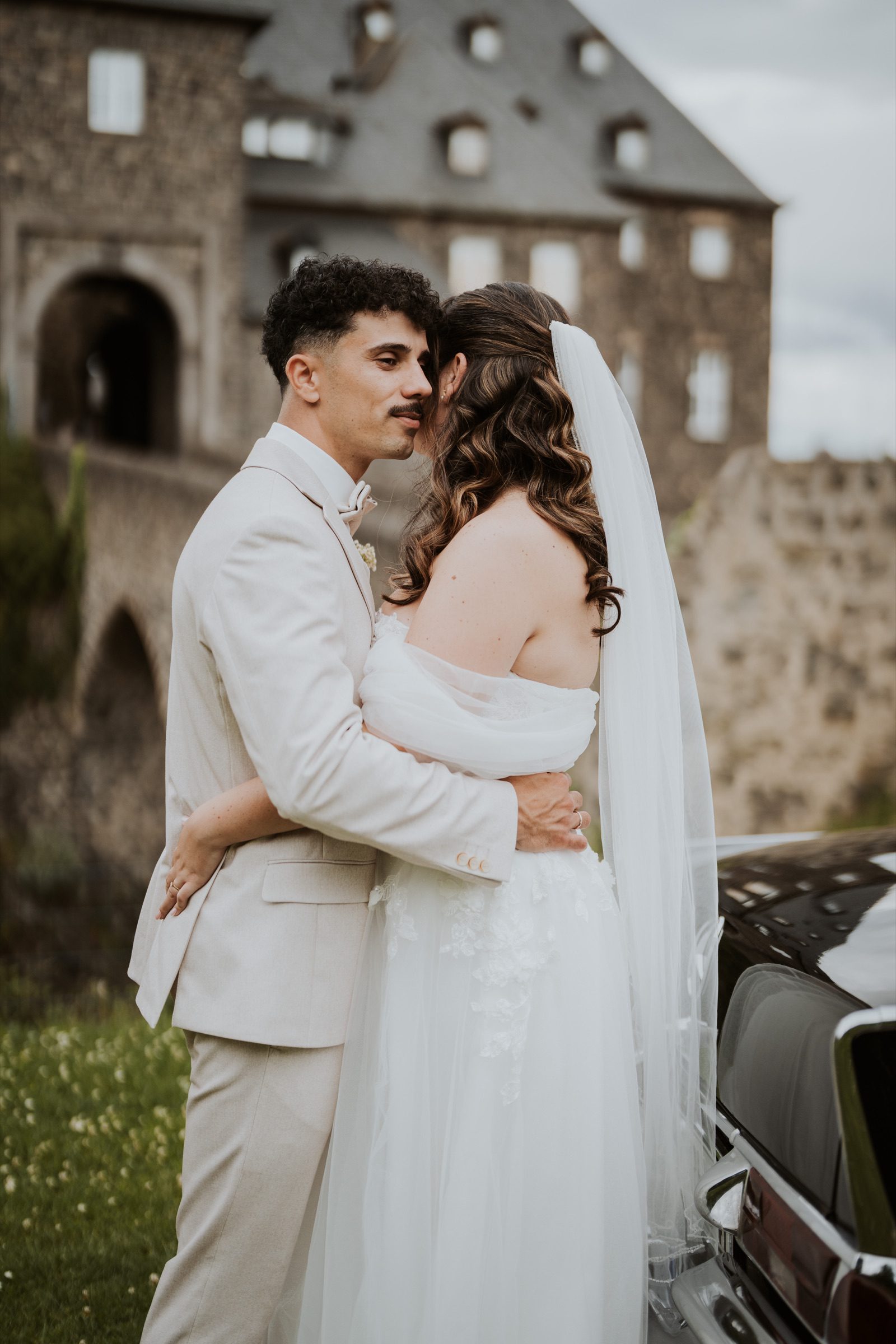 Ein stiller Moment am Hochzeitsauto.