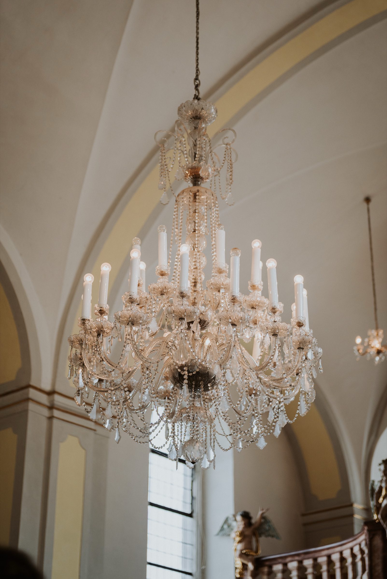 Ein Kronleuchter in der Hochzeitskirche.
