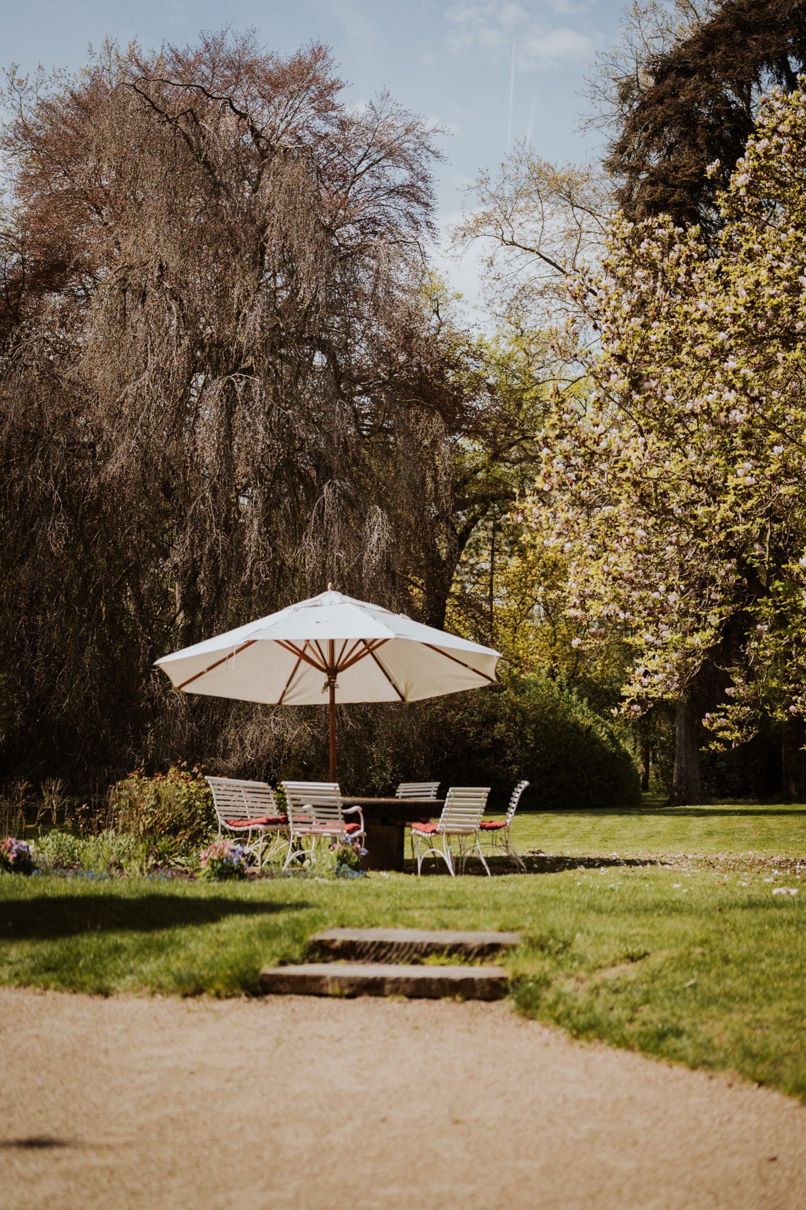 Ein sommerlicher Garten für eine Hochzeitsfeier.