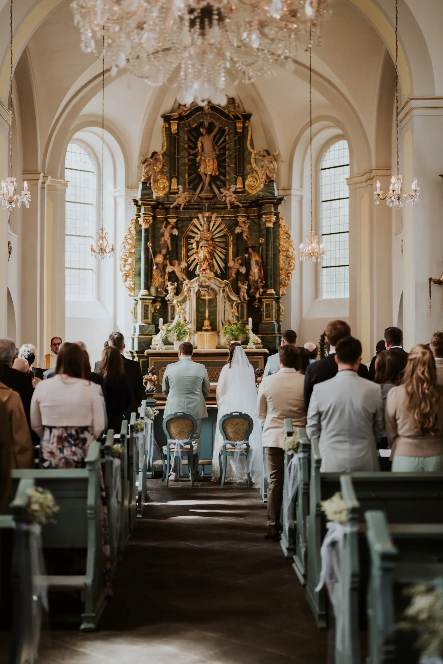 Eine Hochzeitszeremonie in einer festlichen Kirche