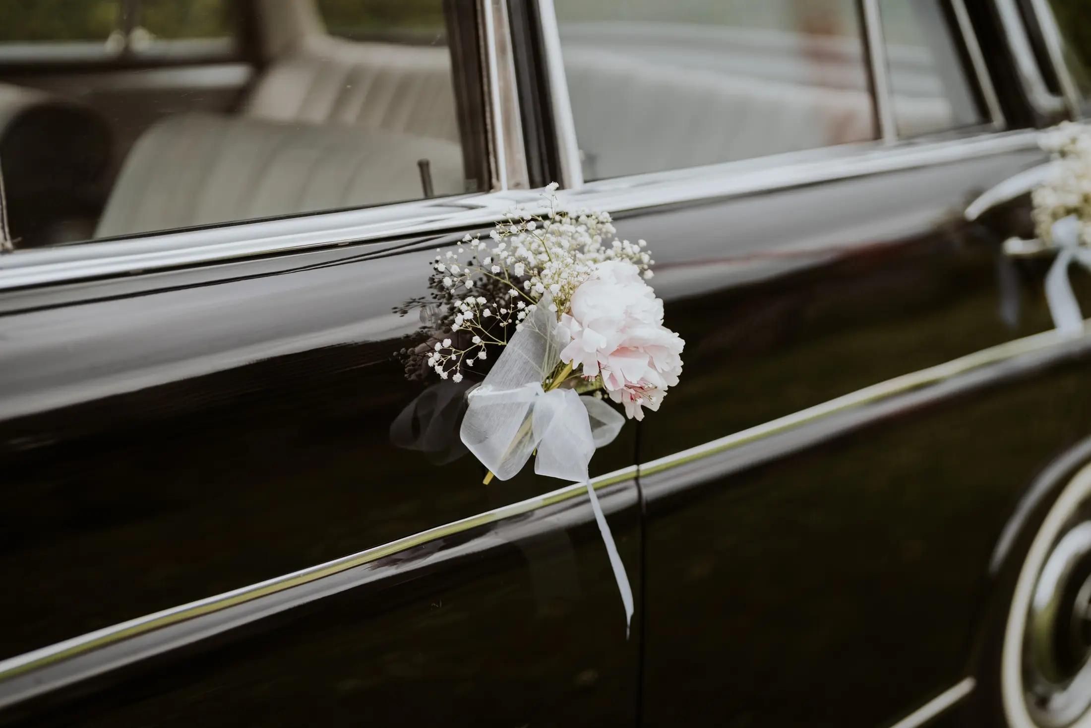 Blumen an einem historischen Hochzeitsauto.