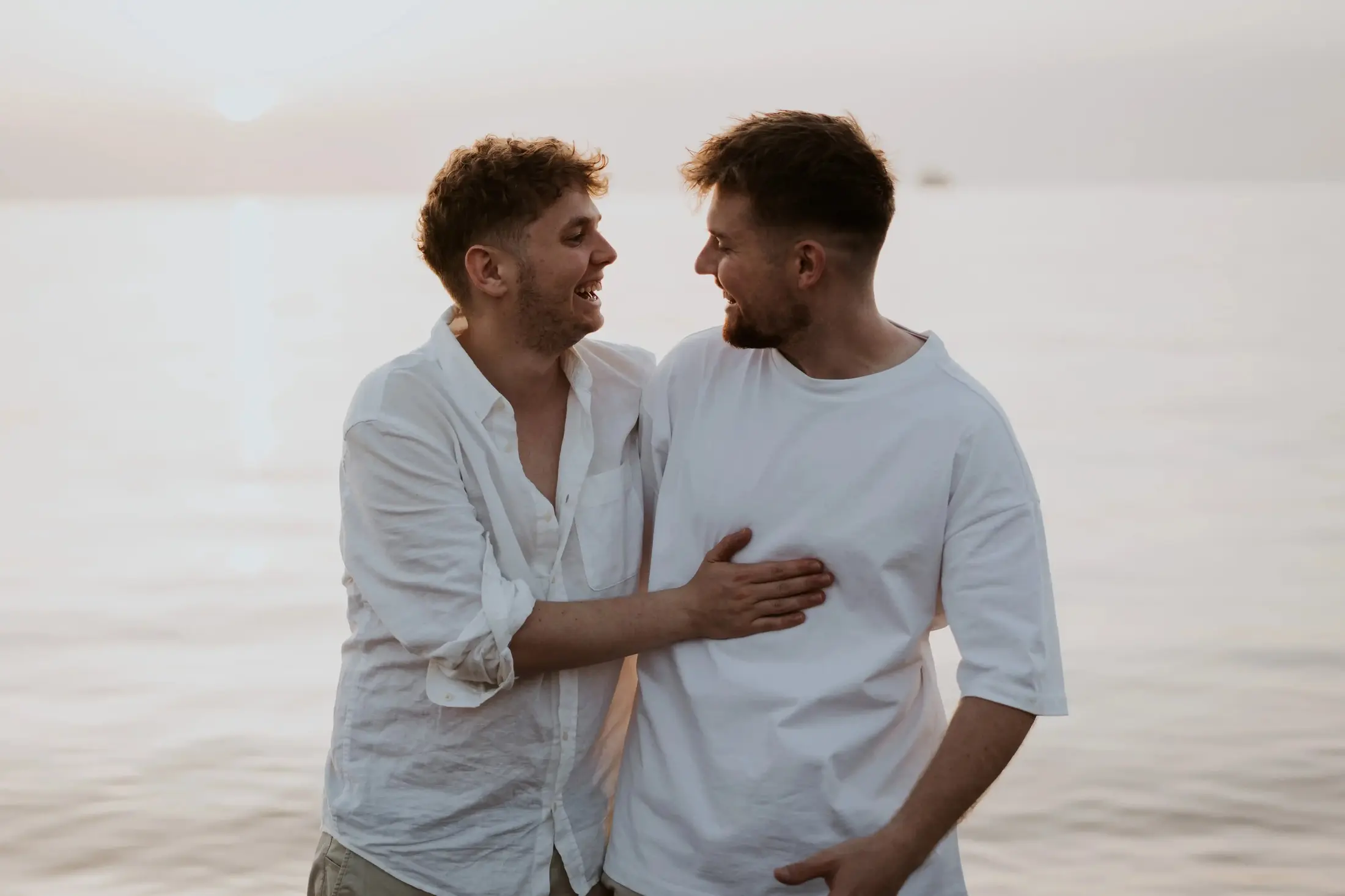 Luis und Sebastian lachen sich am Wasser an